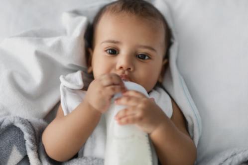 Desde recién nacido hasta la etapa de niño pequeño: Patrones de sueño en evolución y cómo mantenerse al día