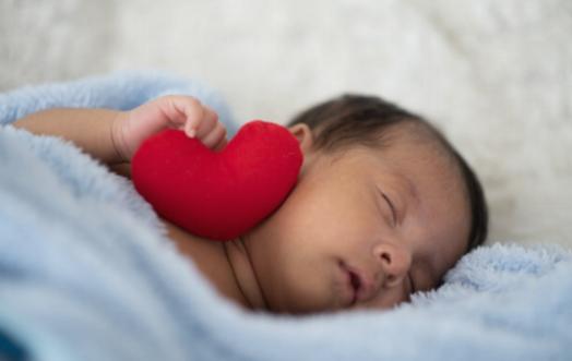 El equilibrio del entrenamiento del sueño: consejos para la seguridad de la conexión en bebés y niños pequeños