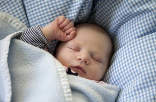 Empoderando a los padres: cómo interpretar y responder a las señales de sueño del bebé