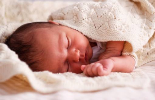 Navegando el entrenamiento del sueño mientras se mantiene un fuerte vínculo entre padres y bebé