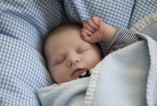 Técnicas de entrenamiento para dormir amigables con el apego para niños pequeños y bebés