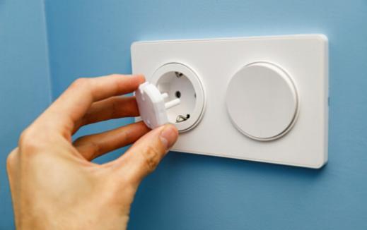 Elementos esenciales de seguridad para bebés: Instalando anclajes de muebles en tu hogar