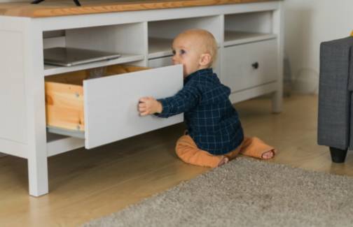 Evitando accidentes: Los beneficios de las correas de seguridad para muebles de bebé y niños pequeños