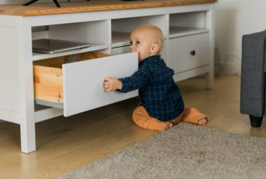 Los beneficios de usar cerraduras de gabinete para proteger a los bebés