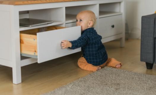 Previniendo Accidentes: La Importancia de Anclajes para Muebles para Niños Pequeños