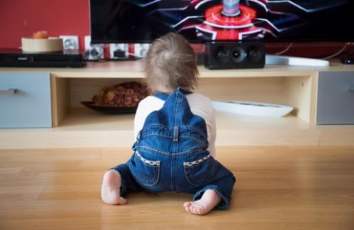 Cómo el tiempo excesivo frente a la pantalla puede afectar el desarrollo cognitivo de su hijo