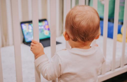 El impacto crítico del tiempo frente a la pantalla en el desarrollo del cerebro de los bebés