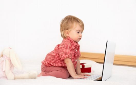 La importancia de limitar el tiempo de pantalla para un desarrollo saludable en los bebés
