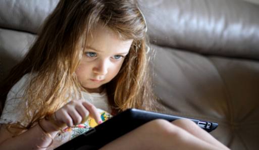 Los riesgos del tiempo frente a la pantalla en el desarrollo de habilidades motoras en niños pequeños