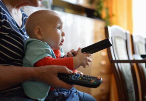 Tiempo frente a la pantalla y su impacto en los patrones de sueño en los bebés